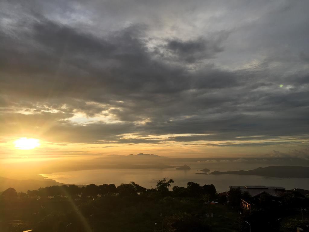 Ron'S Condo Overlooking The Lake Tagaytay City Exterior foto